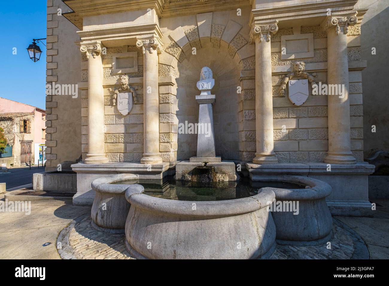France, Alpes-de-haute-Provence, Mane, villages et villes de caractère, fontaine de l'Hospice soutenue par la maison médico-sociale, ancien Hôtel Dieu (1710) Banque D'Images