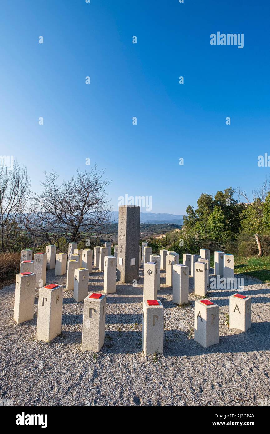 France, Alpes-de-haute-Provence, Parc naturel régional du Luberon, Luberon, village perché au-dessus de la vallée de la Durance, chemin des Ecritures constitué de plusieurs installations permettant aux visiteurs de découvrir l'histoire de l'écriture latine et de la typographie Banque D'Images