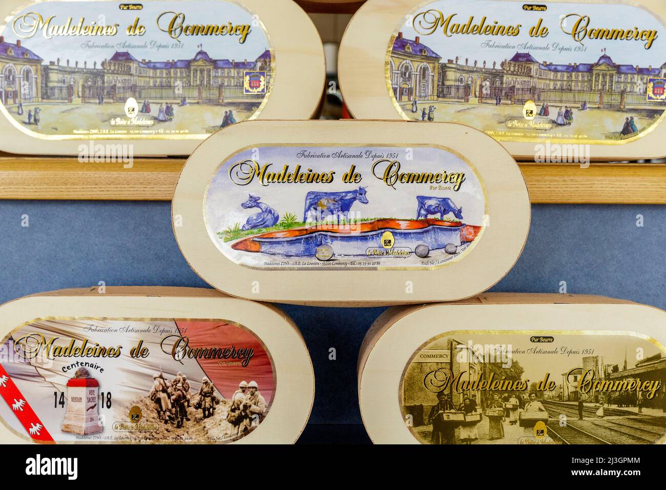 France, Meuse, Commercy, boîtes de madeleines dans le magasin et atelier madeleine de Commercy la Boite à Madeleines des frères Zins, madeleiniers depuis 1951 Banque D'Images