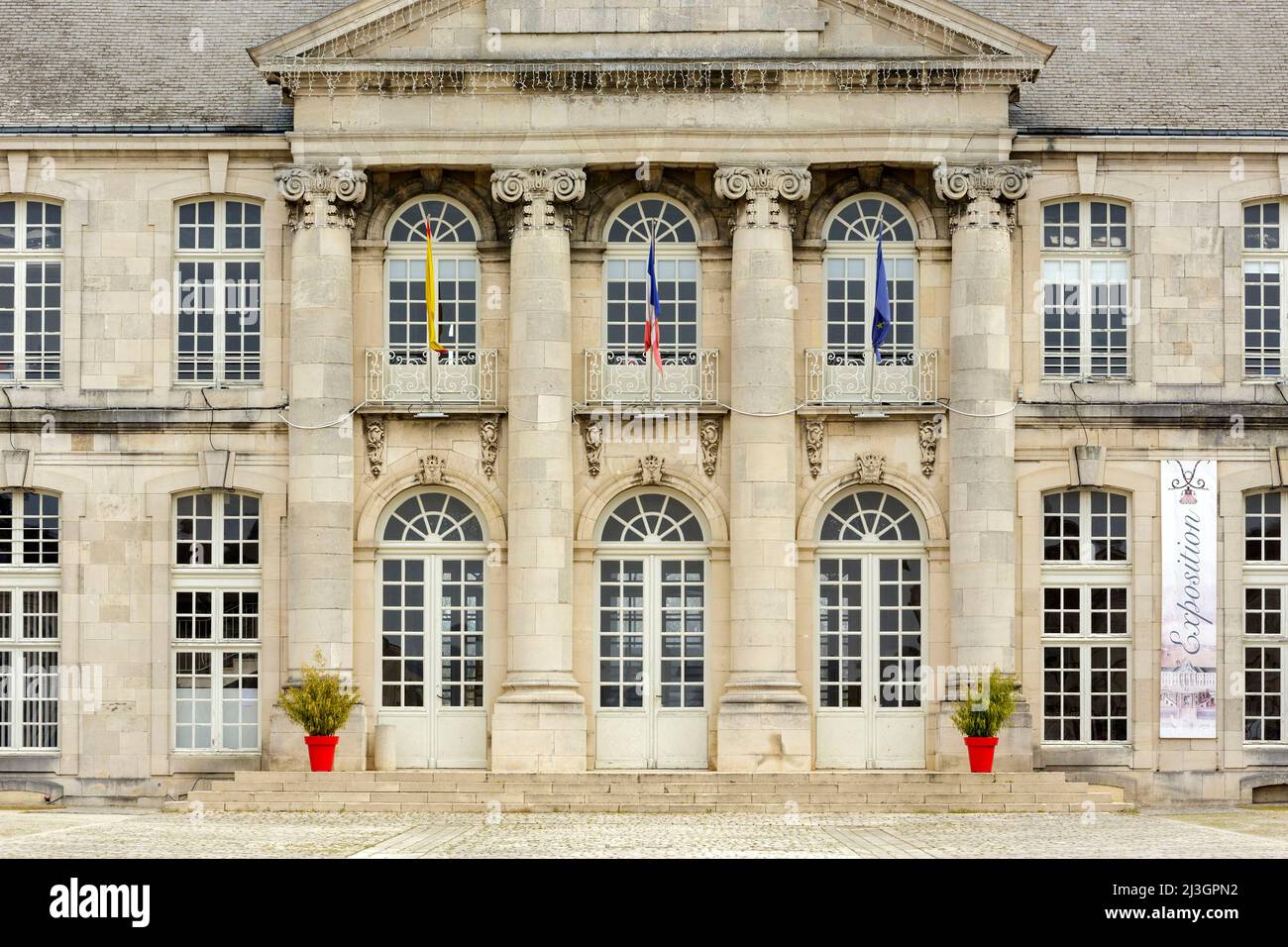 France, Meuse, Commercy, la façade de la cour principale du château de Stanislas qui abrite aujourd'hui la bibliothèque municipale, les services de l'hôtel de ville, l'office du tourisme et l'école Banque D'Images