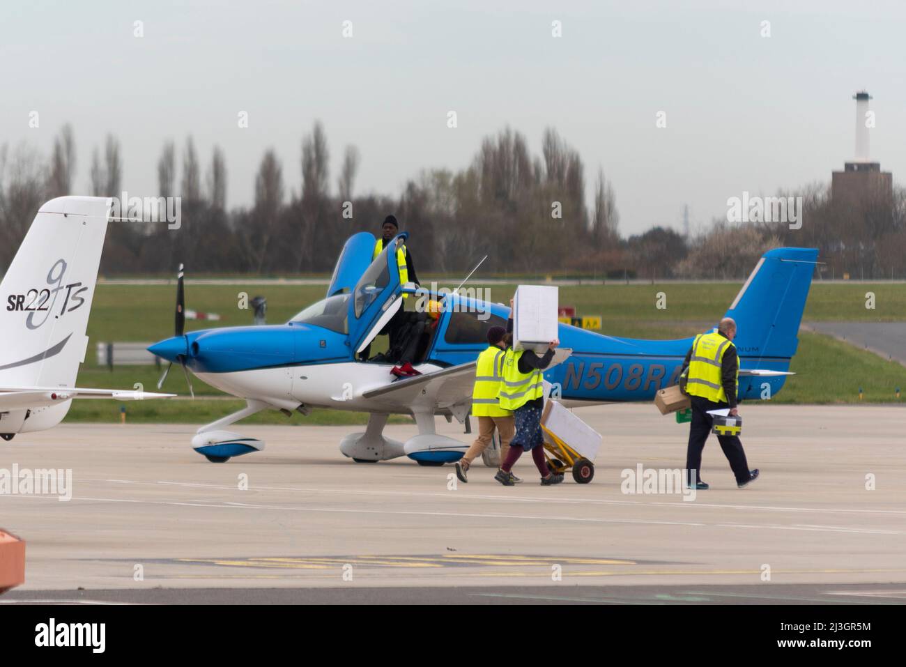 L'avion N508RA du Cirrus SR22 GTS sera chargé d'une aide médicale pour l'Ukraine qui sera acheminée vers la Pologne, à l'aéroport Southend de Londres, Essex, Royaume-Uni Banque D'Images