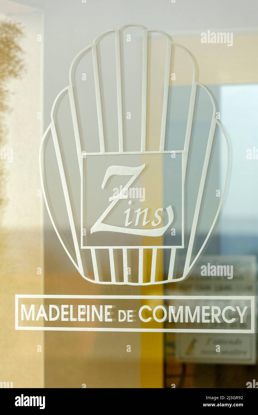 France, Meuse, Commercy, panneau sur la fenêtre de la boutique et de l'atelier madeleine de Commercy la Boite à Madeleines des frères Zins, madeleiniers depuis 1951 Banque D'Images