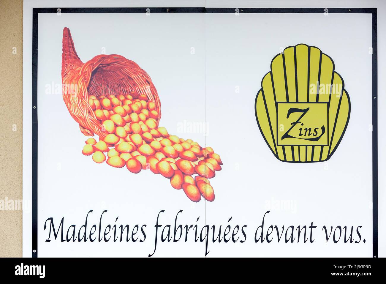 France, Meuse, Commercy, signe de la boutique et atelier de fabrication de la madeleine de Commercy la Boite à Madeleines par les frères Zins, madeleiniers depuis 1951 Banque D'Images