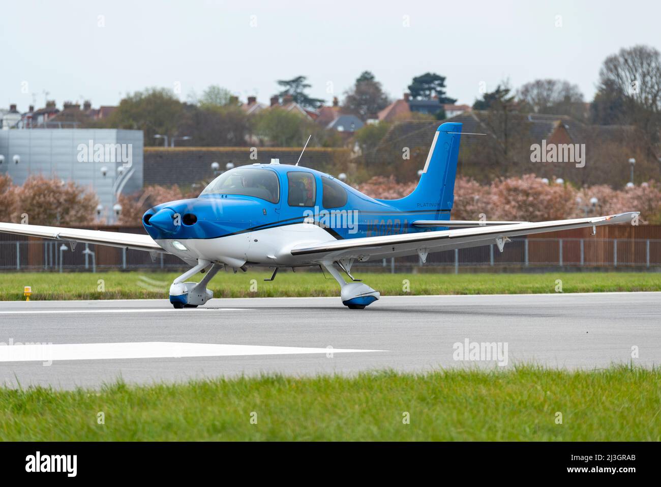 Cirrus SR22 GTS avion N508RA avec aide médicale pour l'Ukraine à voler vers la Pologne, au départ de l'aéroport Southend de Londres, Essex, Royaume-Uni Banque D'Images