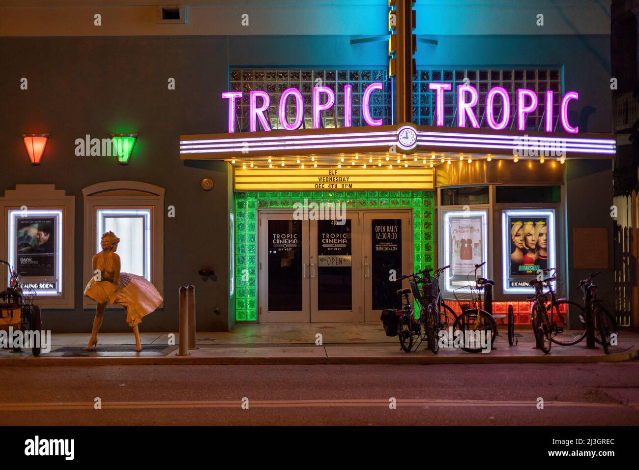 États-Unis, Floride, Key West, façade du cinéma illuminée de lumières néon, la nuit dans le quartier touristique de Key West Banque D'Images