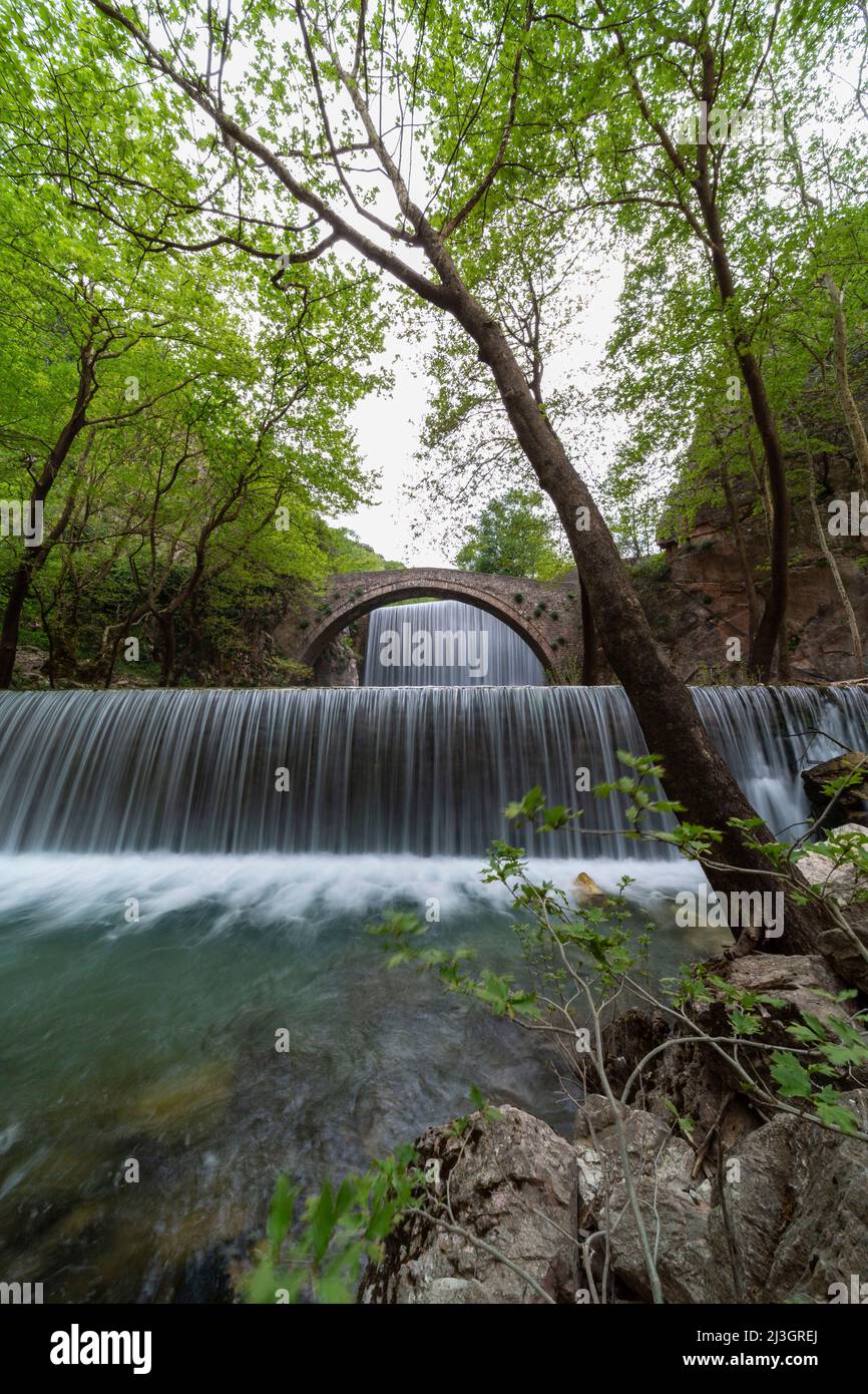 Grèce, Thessalie, double cascade et pont en pierre de Pyli Trikala au coeur de la forêt Banque D'Images