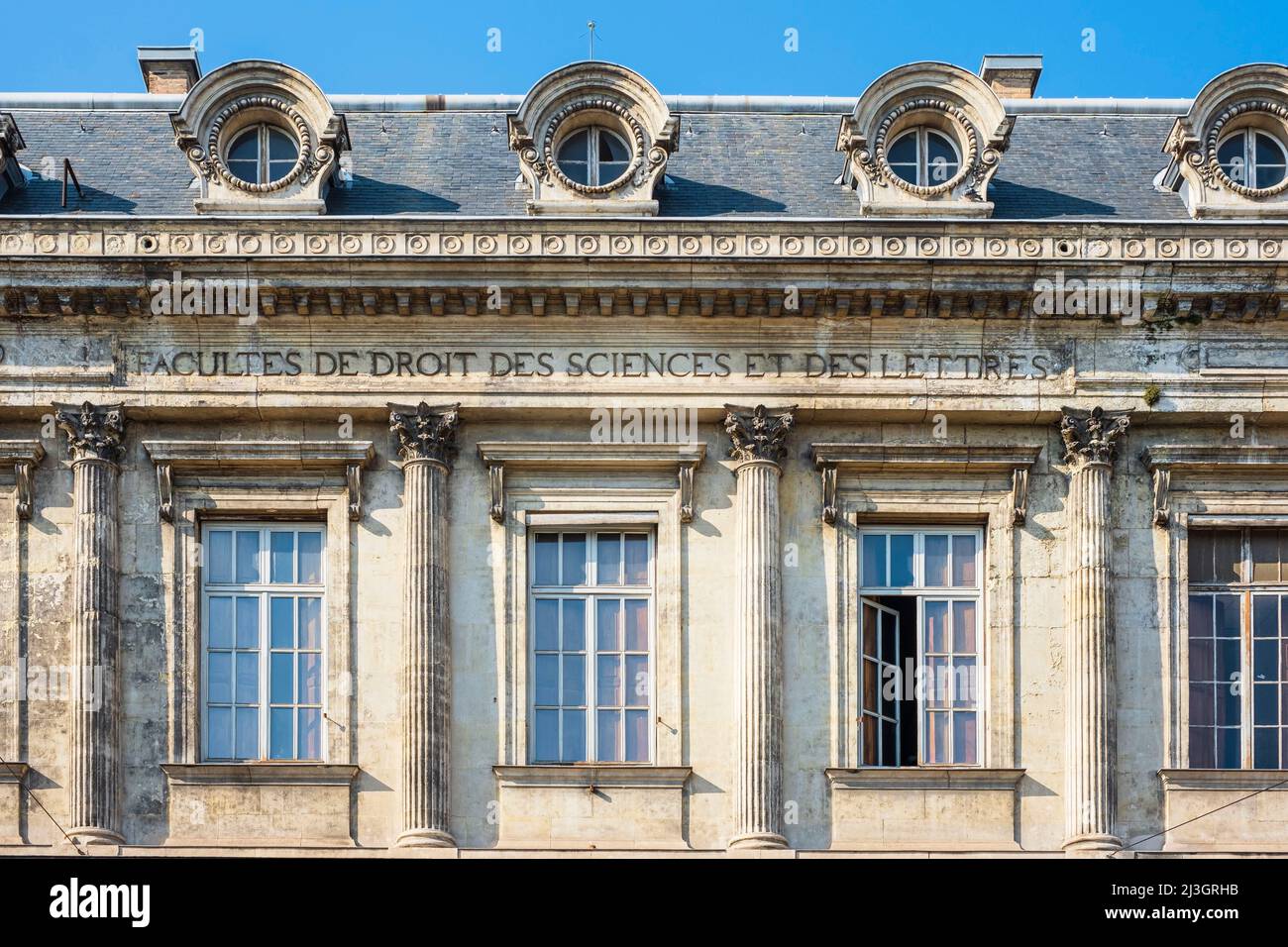 France, Isère, Grenoble, place Verdun, ancien palais universitaire (1879) à l'architecture néoclassique, actuel Centre de Grenoble Verdun site de l'Institut universitaire de technologie 2 de Grenoble (IUT2) Banque D'Images