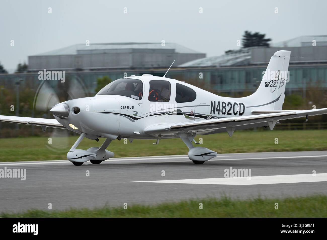 L'avion N482CD Cirrus SR-22 G2 avec aide médicale pour l'Ukraine doit être transporté en Pologne au départ de l'aéroport Southend de Londres, Essex, Royaume-Uni Banque D'Images