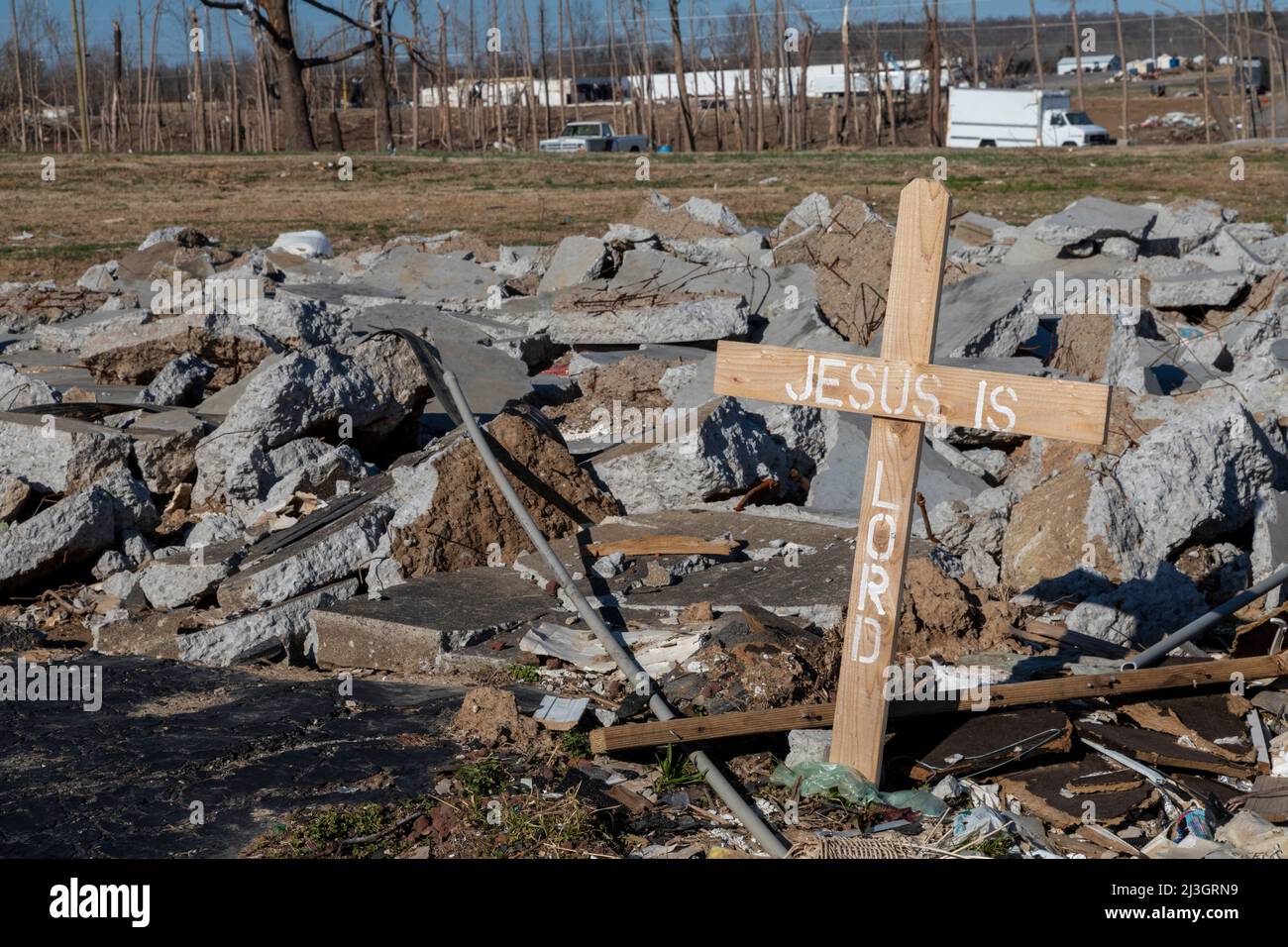 Dawson Springs, Kentucky - Une croix dans l'épave de la tornade de décembre 2021 qui a ravagé les villes de l'ouest du Kentucky. Banque D'Images