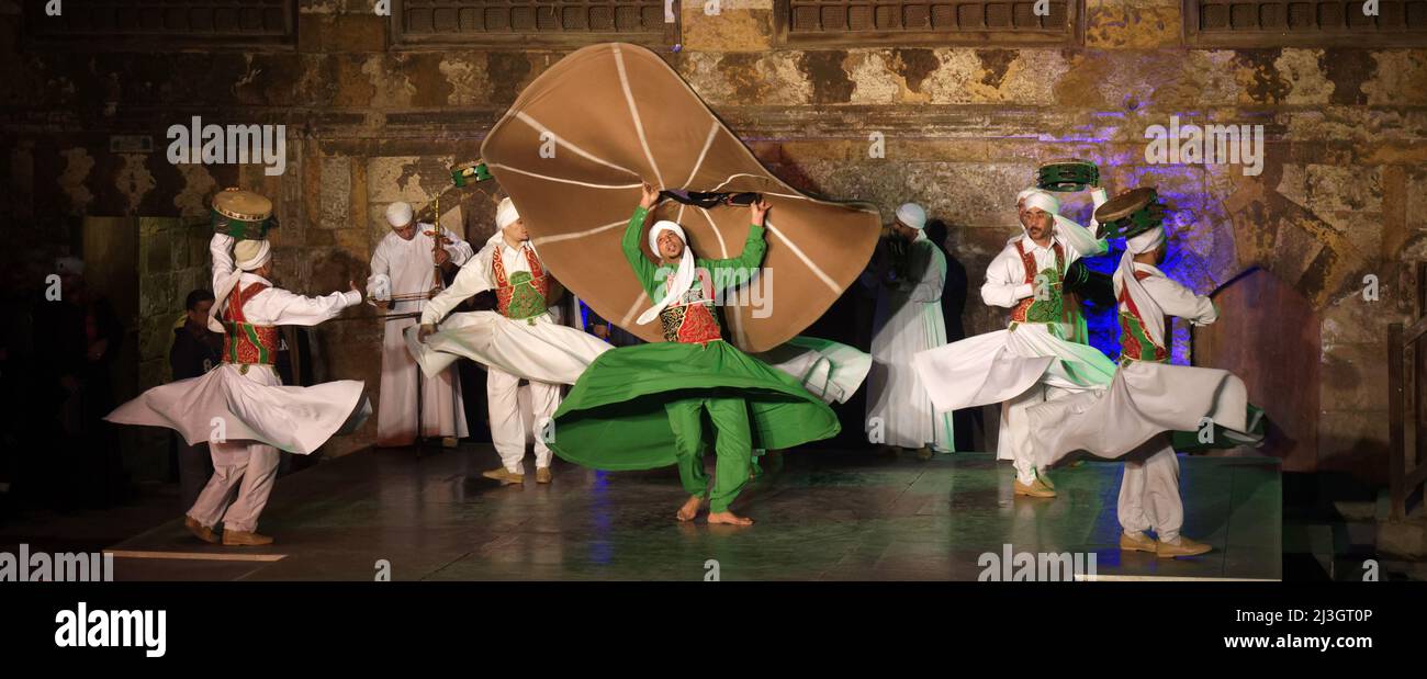 Égypte, le Caire, l'ancienne ville musulmane, le complexe islamique Al Ghuri, Wikala Al Ghuri, danse et musique soufi, spectacle de Dervish en toile de soufi Banque D'Images