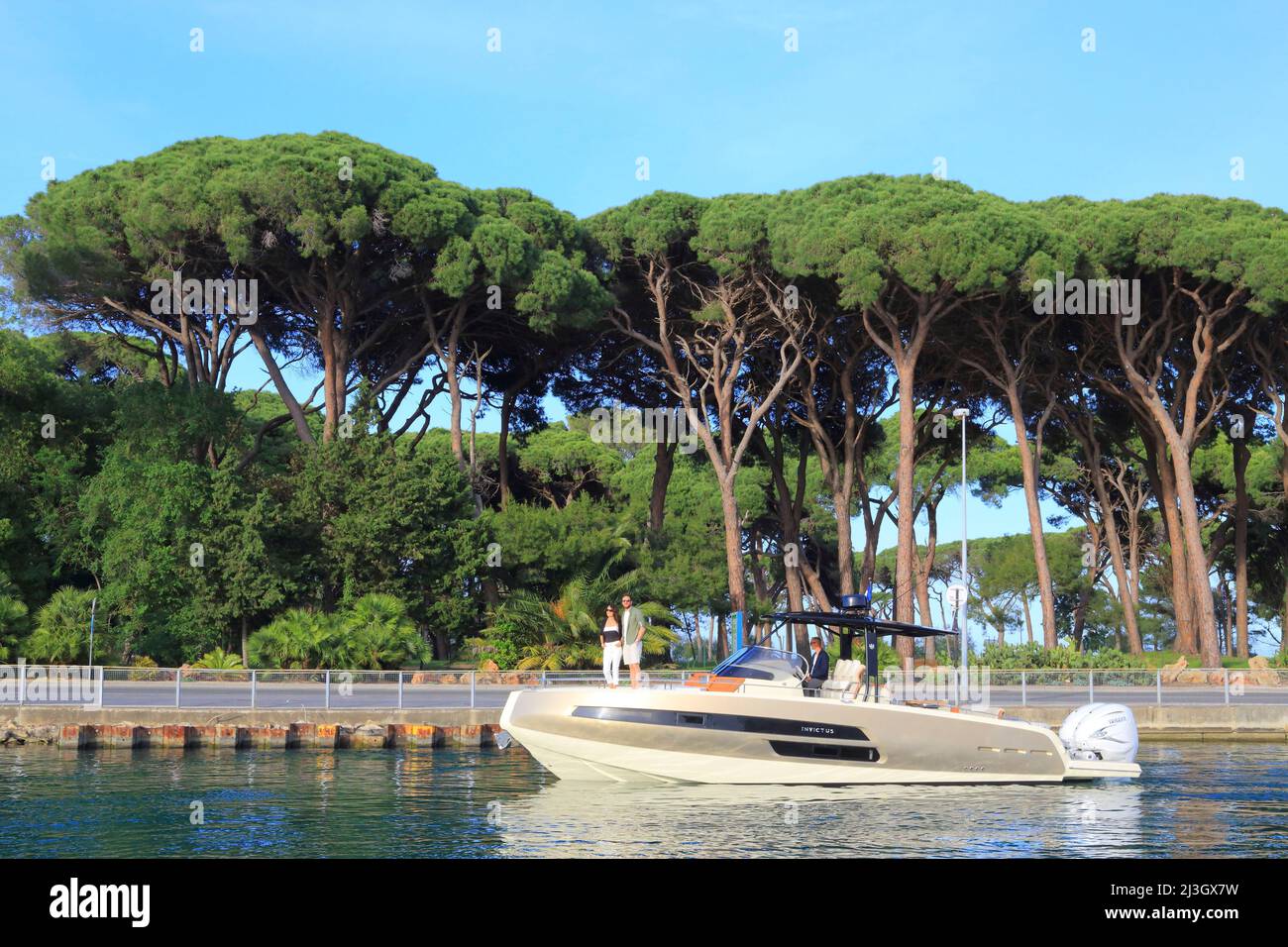 France, Alpes Maritimes, Mandelieu la Napoule, croisière romantique sur la Siagne à bord d'un yacht avec les pins ombrelles du parcours de golf Old course en arrière-plan Banque D'Images