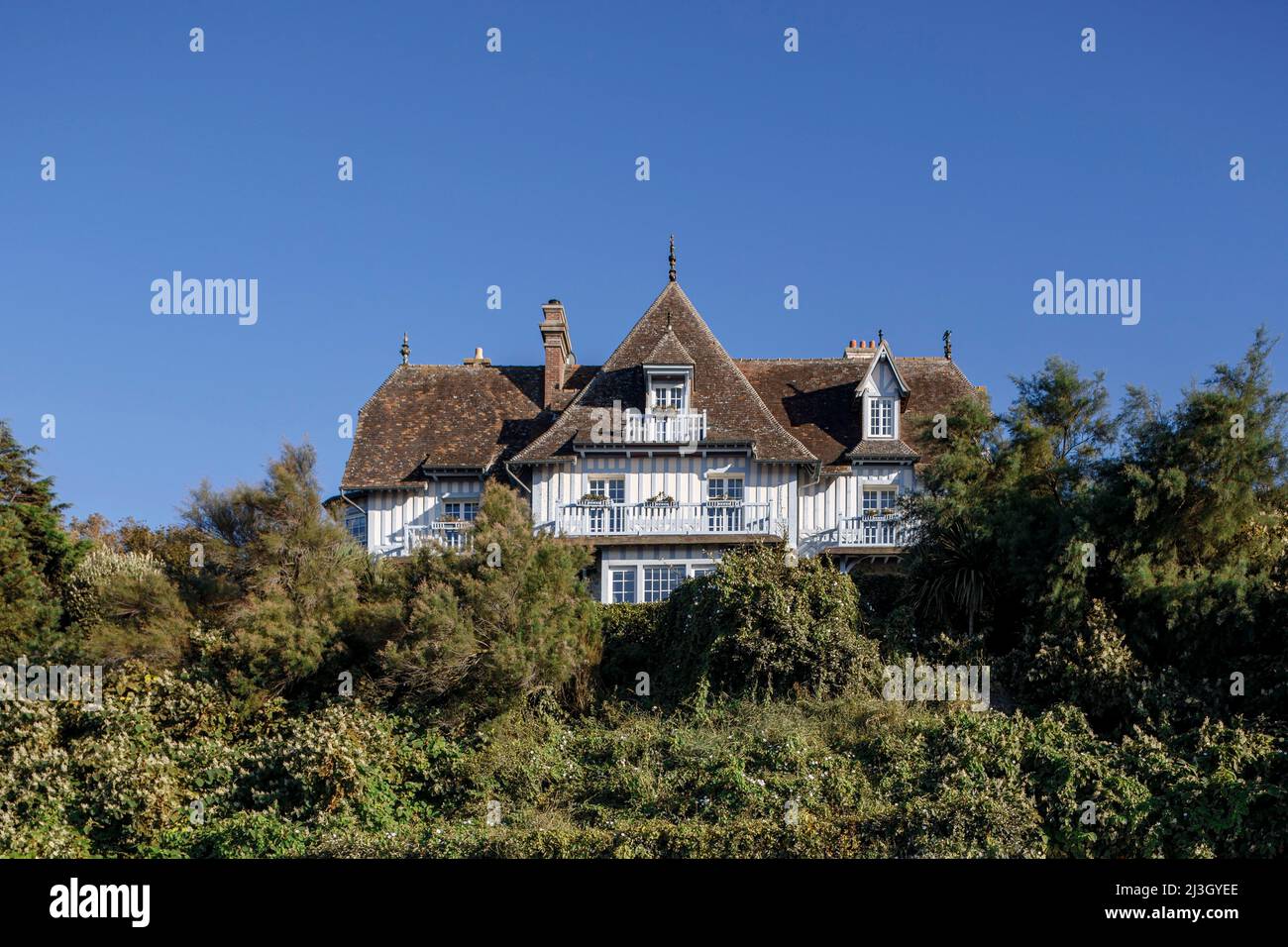 France, Calvados (14), Villerville, rue des bains, villa construite dans une architecture néo-normande, près d'une falaise Banque D'Images