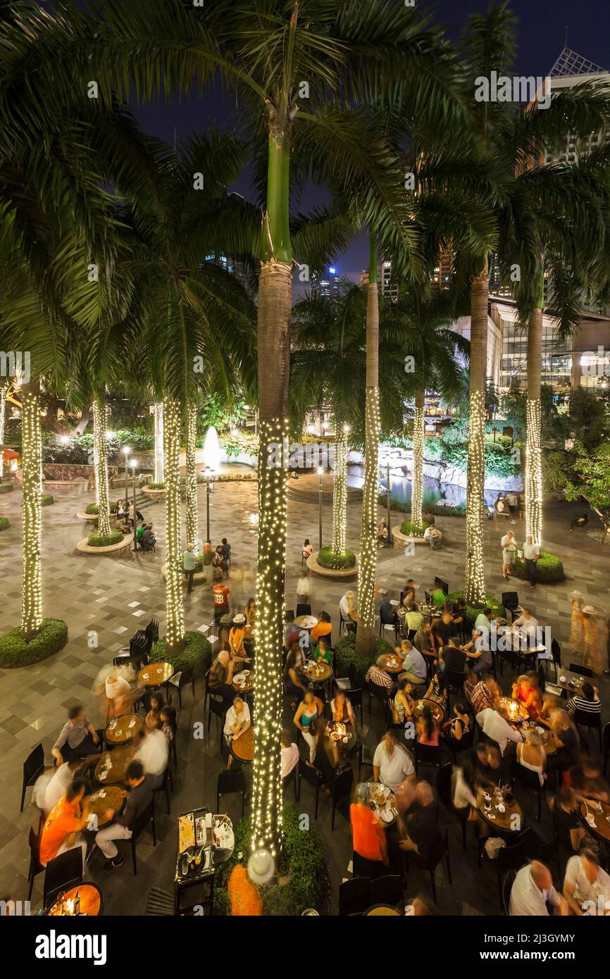 Philippines, Metro Manila, Makati District, Greenbelt Mall, bar en terrasse et cocotiers décorés de lumières scintillantes Banque D'Images