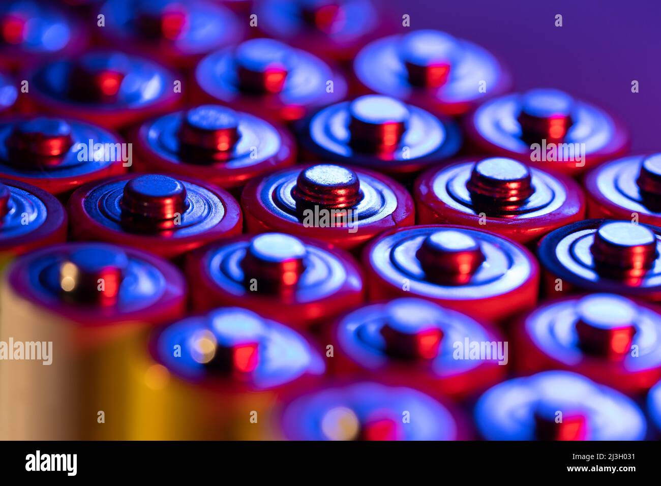 Gros plan des extrémités positives des piles déchargées, tailles AA, prise de vue macro, mise au point sélective. Batterie usagée Banque D'Images