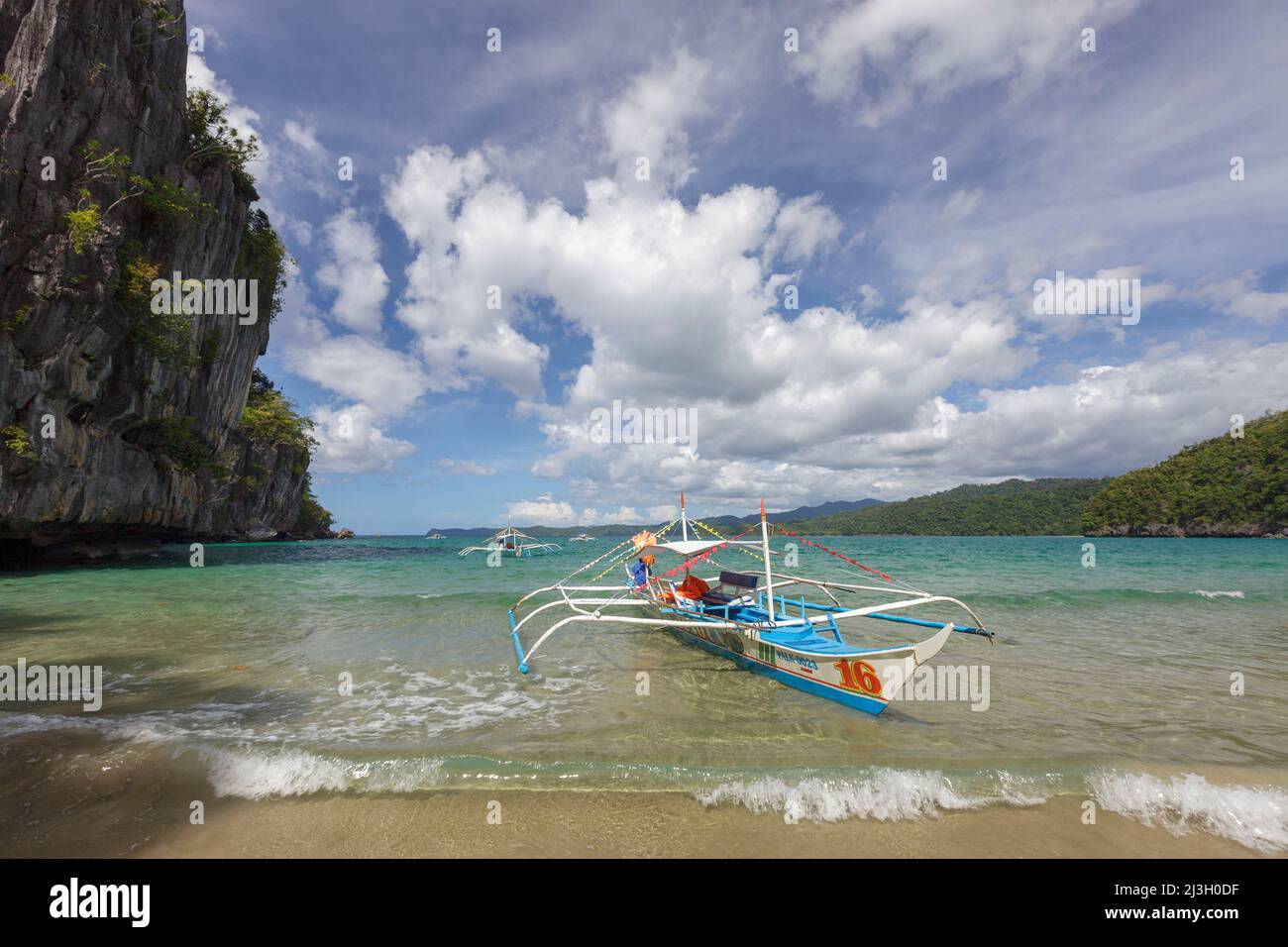 Philippines, Palawan, Puerto Princesa parc national de la rivière souterraine, canoë-outrigger amarré sur la plage de sable où les touristes débarquent pour visiter les grottes Banque D'Images