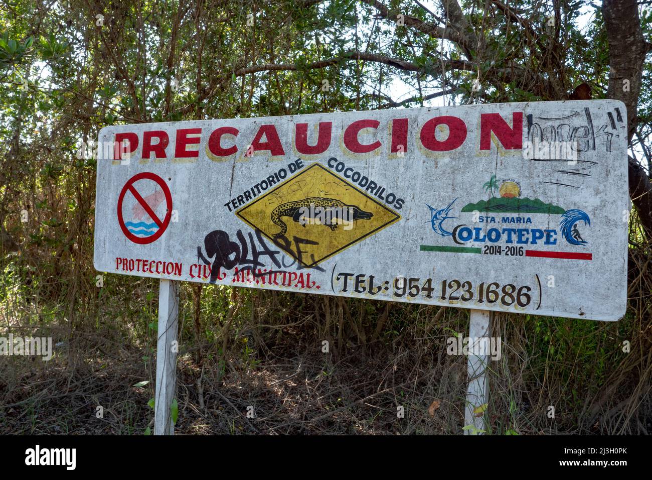 Mexique, Etat d'Oaxaca, Puerto Escondido et sa plage, la Punta Zicatela, avertissement, attention au crocodile, sur les rives de la rivière Colotepec Banque D'Images