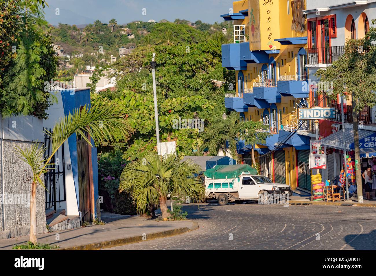 Mexique, Etat d'Oaxaca, Puerto Escondido et sa plage, la Punta Zicatela, rue dans un quartier Banque D'Images