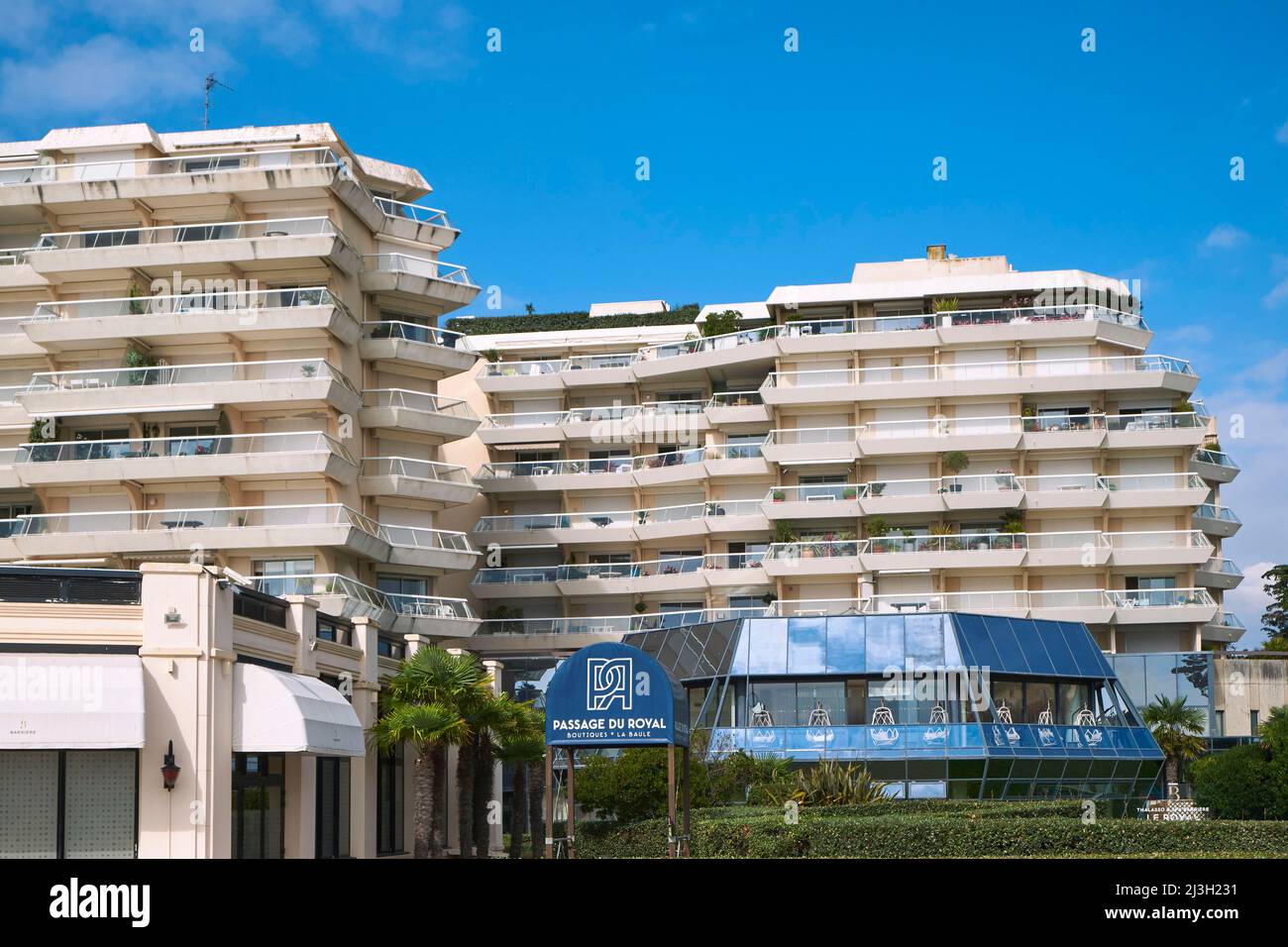 France, Loire Atlantique, la Baule, passage de l'hôtel Royal Thalasso Barriere, entrée des commerces Banque D'Images