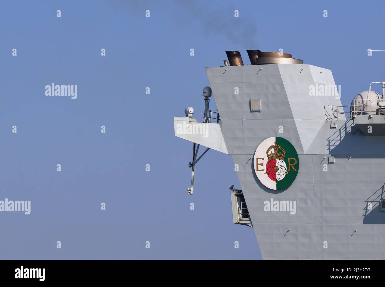 La crête du navire est montée sur l'entonnoir du porte-avions de la Marine royale HMS Queen Elizabeth - mars 2021. Banque D'Images