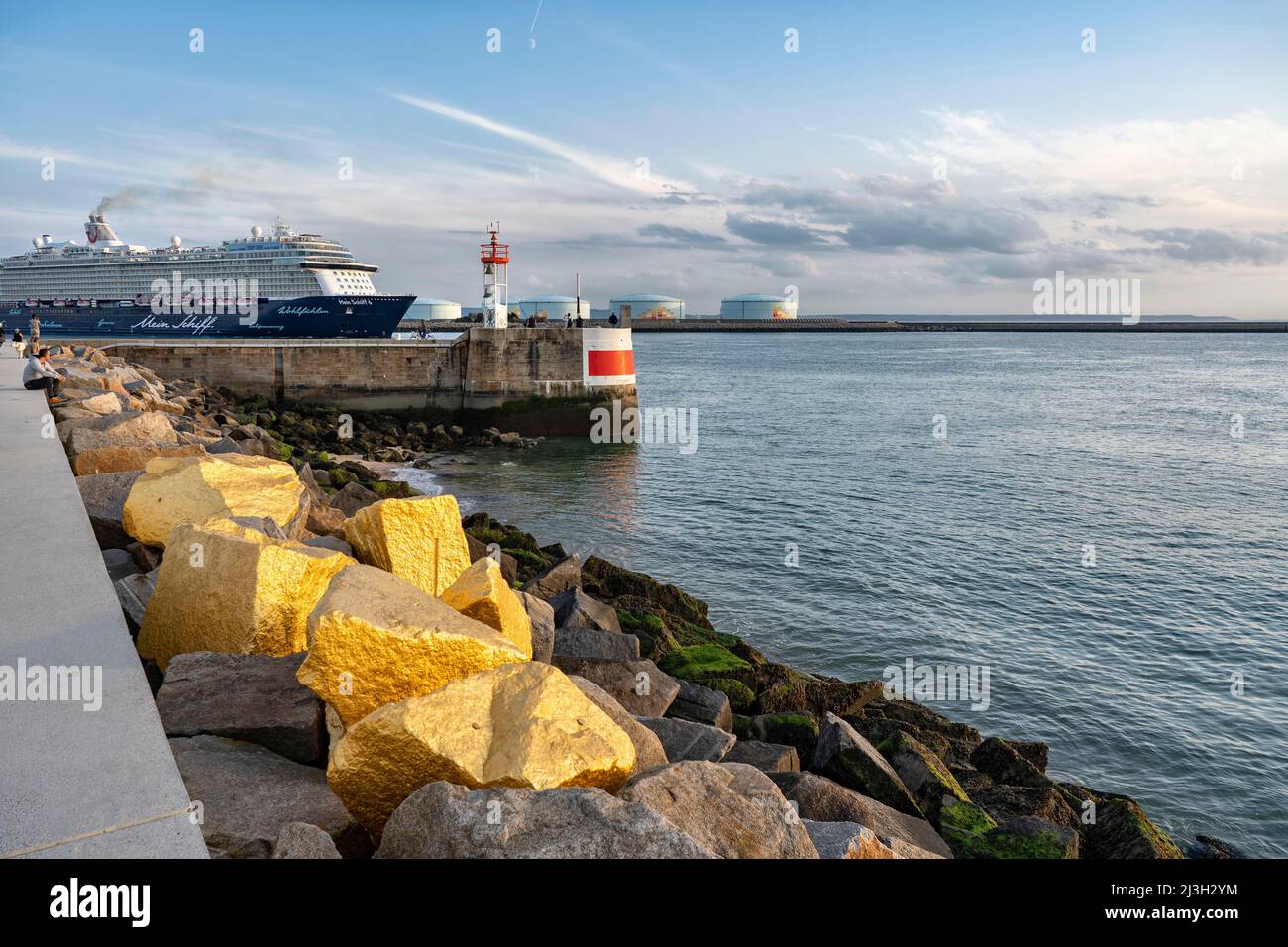 France, Seine Maritime, le Havre, Mein Schiff 6 bateau de croisière quitte le port, Gold Coast, oeuvre de Hehe pour un été au Havre 2021 Banque D'Images