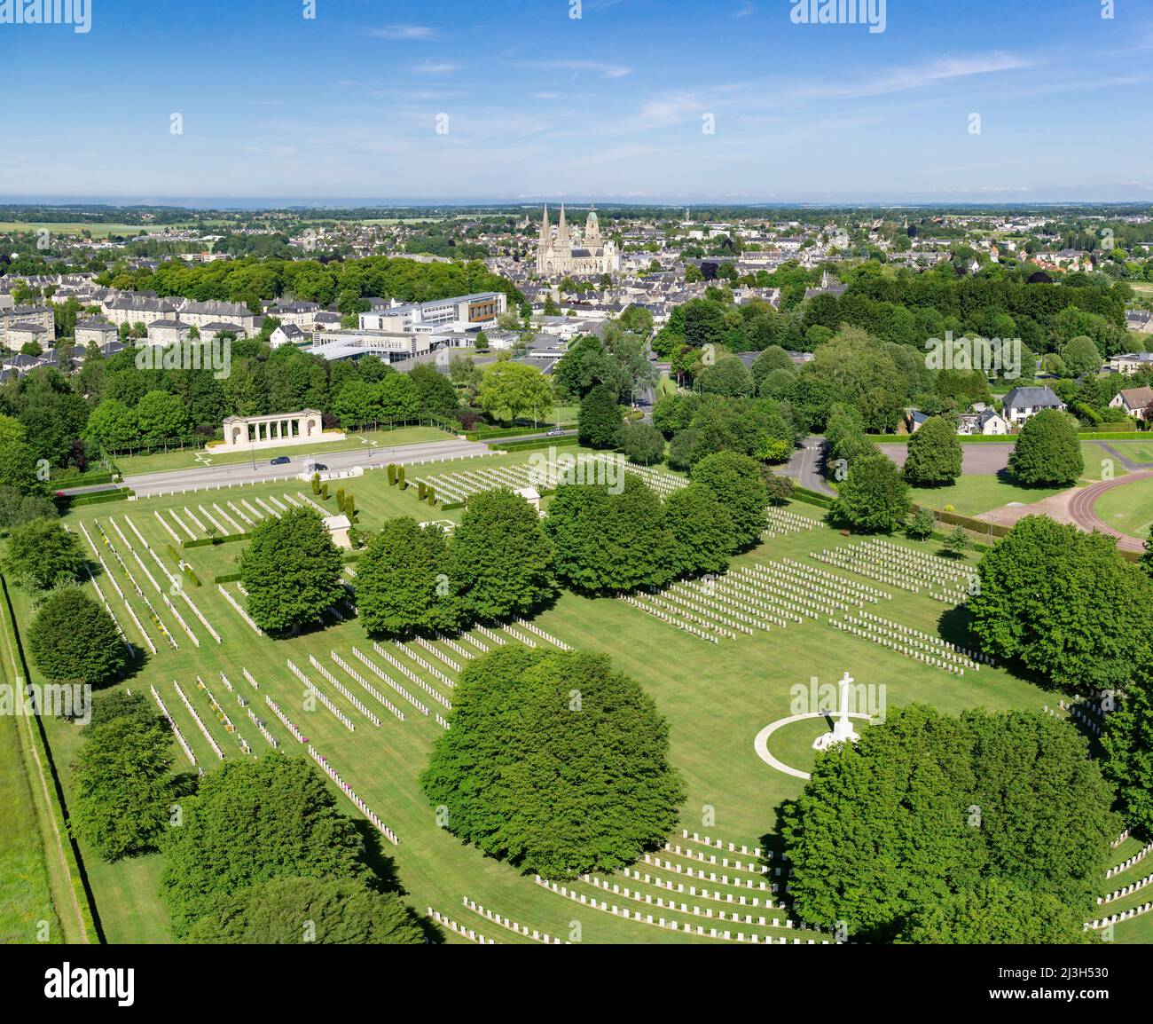 France, Calvados, Bayeux, le plus grand cimetière militaire britannique de France avec 4648 tombes (vue aérienne) Banque D'Images