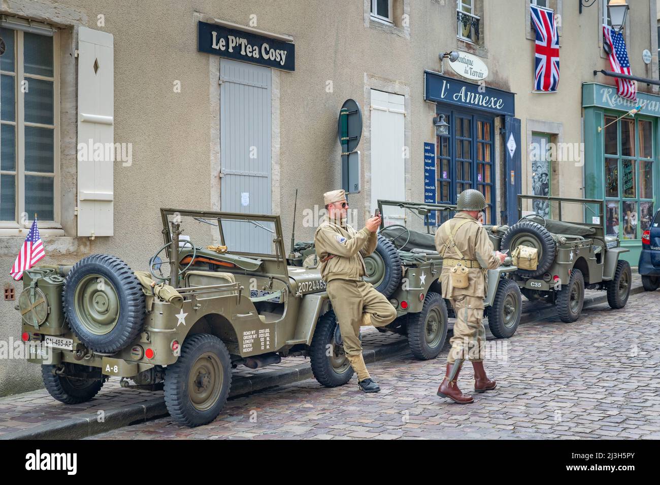 France, Calvados, Bayeux, Jeep Willys dans une rue Banque D'Images