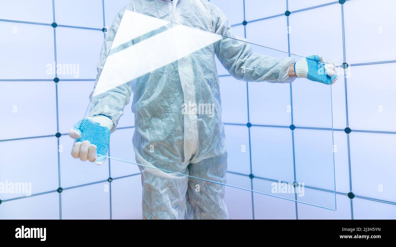 Verre feuilleté d'isolation thermique dans la main de travail.Verre moderne et élégant pour une utilisation dans les bâtiments industriels et privés Banque D'Images