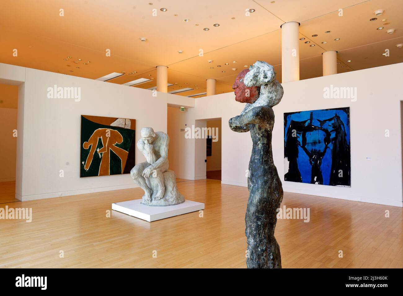 France, Bas Rhin, Strasbourg, Musée d'Art moderne et contemporain de Strasbourg également appelé MAMCS (Musée d'Art moderne et contemporain de Strasbourg) par l'architecte Adrien Fainsilber, statues Hirte (le Berger), 1986 de Markus Lüpertz, le penseur d'Auguste Rodin et personnes cueillant des fleurs, 1958 de Pablo Picasso Banque D'Images
