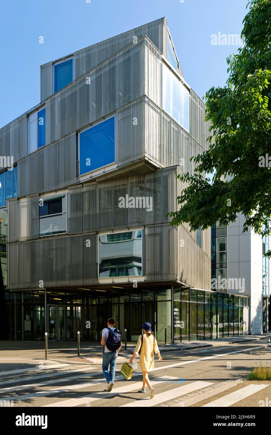 France, Bas Rhin, Strasbourg, l'Ecole nationale supérieure d'Architecture (Ecole nationale supérieure d'Artecture), sur le boulevard Wilson, se compose de deux bâtiments, dont l'un est un ancien garage, relié par une passerelle. L'extension et la rénovation ont été réalisées par l'architecte Marc Mimram Banque D'Images