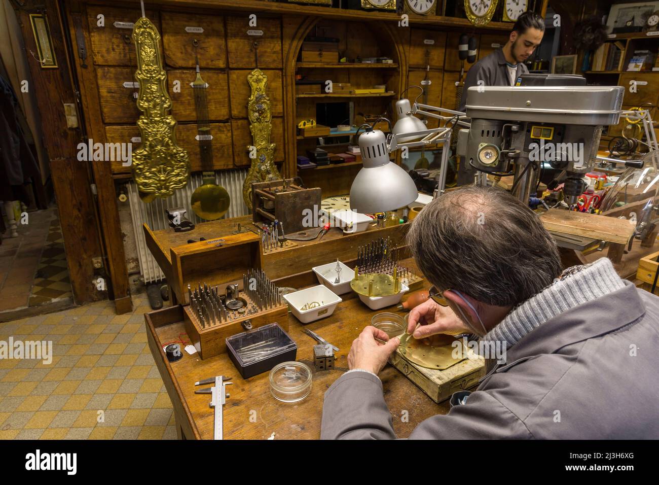 France, Indre et Loire, vallée de la Loire classée au patrimoine mondial par l'UNESCO, Loches, atelier d'horlogerie Vassort-Jouvert, avant d'être un atelier d'horlogerie, une pharmacie y a été fondée en 1730, le maître horloger Gilles Vassort Banque D'Images