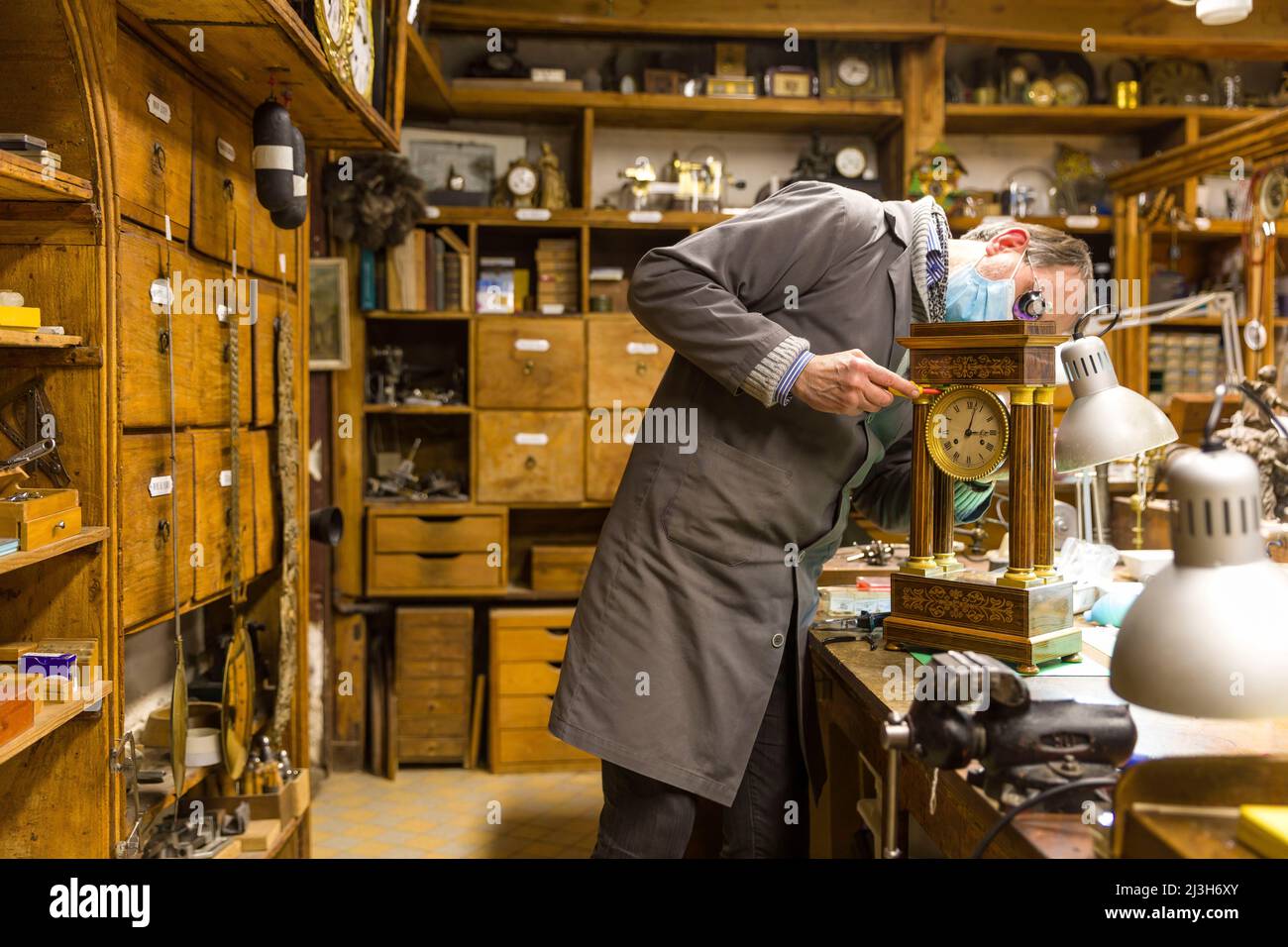 France, Indre et Loire, vallée de la Loire classée au patrimoine mondial par l'UNESCO, Loches, atelier d'horlogerie Vassort-Jouvert, avant d'être un atelier d'horlogerie, une pharmacie y a été fondée en 1730, le maître horloger Gilles Vassort Banque D'Images