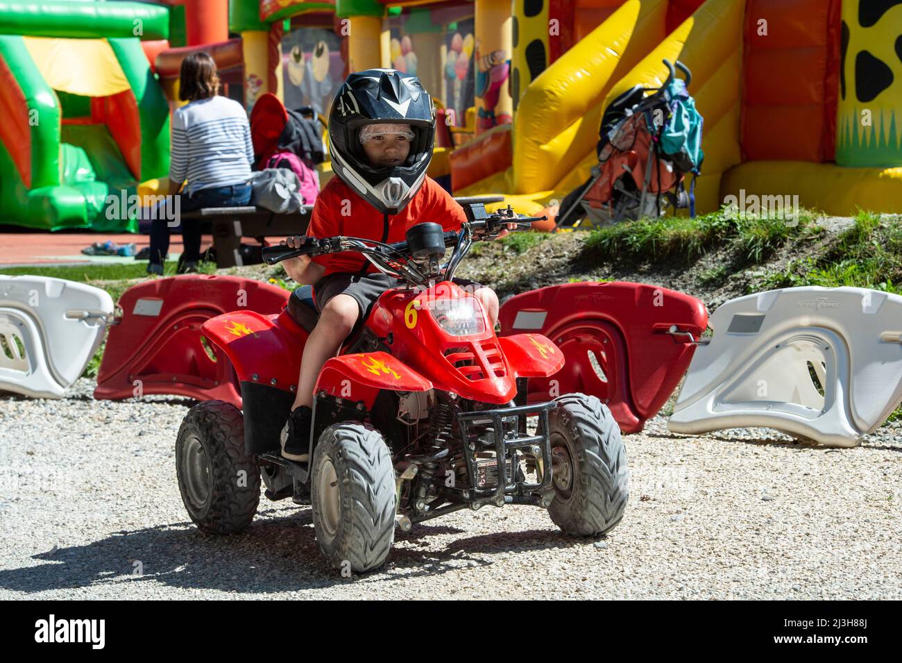 France, haute Savoie (74) massif du Mont blanc , les Contamines Montjoie,  parc des loisirs du Pontet, circuit de quad électrique pour enfants Photo  Stock - Alamy