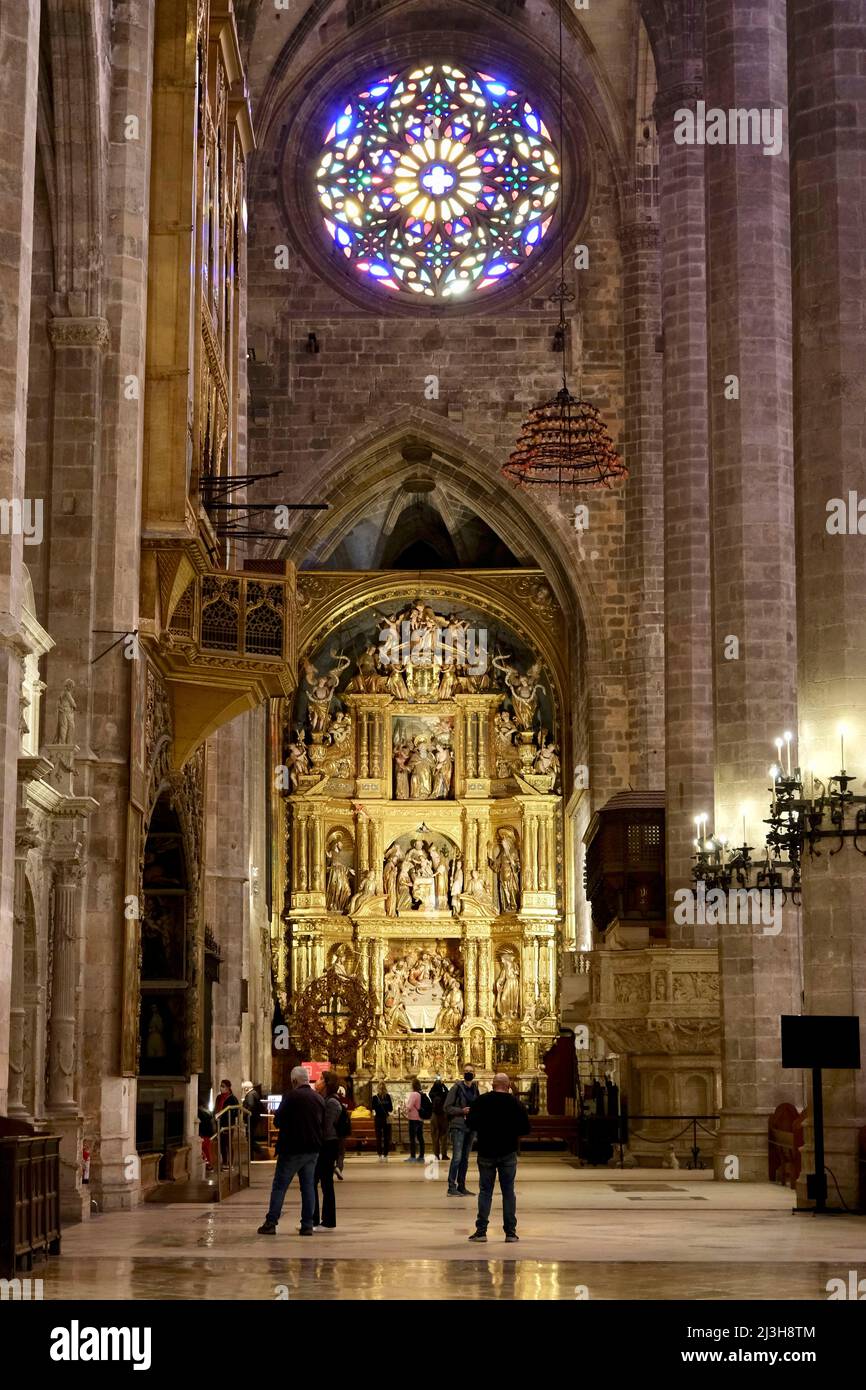 Espagne, Iles Baléares, Majorque, Palma de Majorque, intérieur de la cathédrale de Santa Maria de Palma construite entre 1229 et 1601 et de style gothique catalan, également appelée la Seu, la chapelle de Corpus Christi avec son retable du 17th siècle Banque D'Images