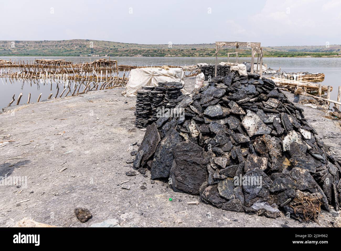 Ouganda, district de Kasese, Katwe, lac de cratère de Katwe, sel de roche Banque D'Images
