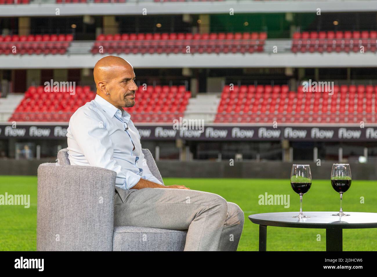 Juan Sebastian Veron dans un entretien avec une émission de télévision locale au stade de l'ONU à Estudiantes de la Plata Banque D'Images