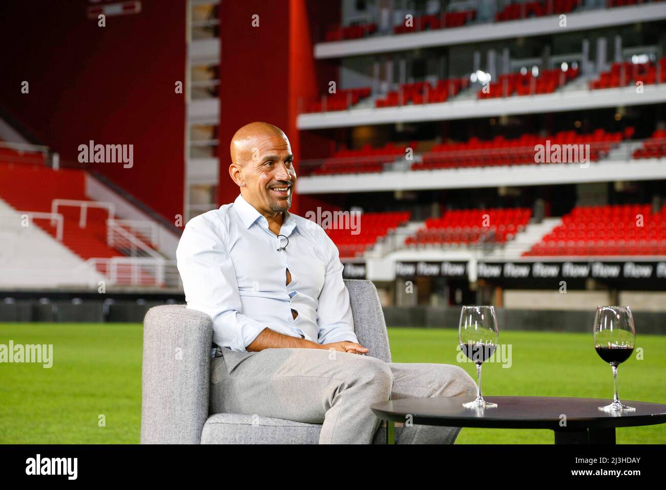 Juan Sebastian Veron dans un entretien avec une émission de télévision locale au stade de l'ONU à Estudiantes de la Plata Banque D'Images