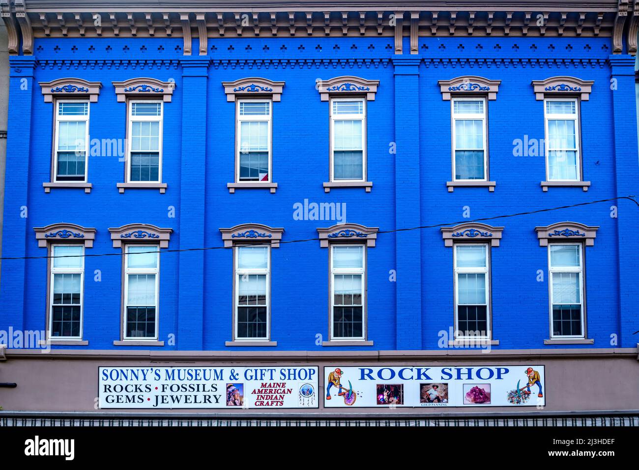 AUGUSTA, MAINE - 16 OCTOBRE 2021 : façades de magasins aux couleurs vives et bâtiments dans la rue principale historique de la ville d'Augusta, Maine Banque D'Images