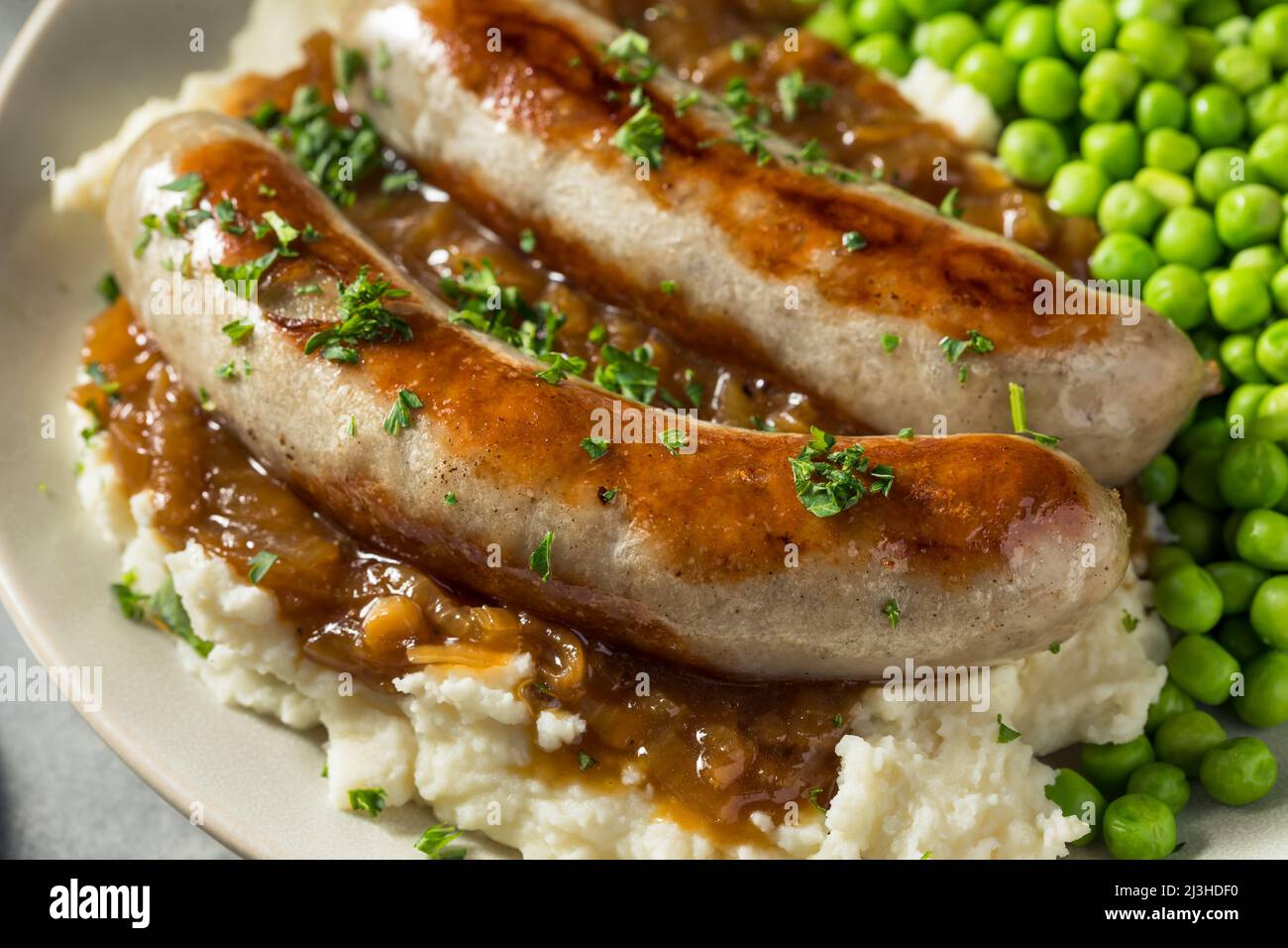 British Bangers et Mash faits maison avec sauce à l'oignon Banque D'Images