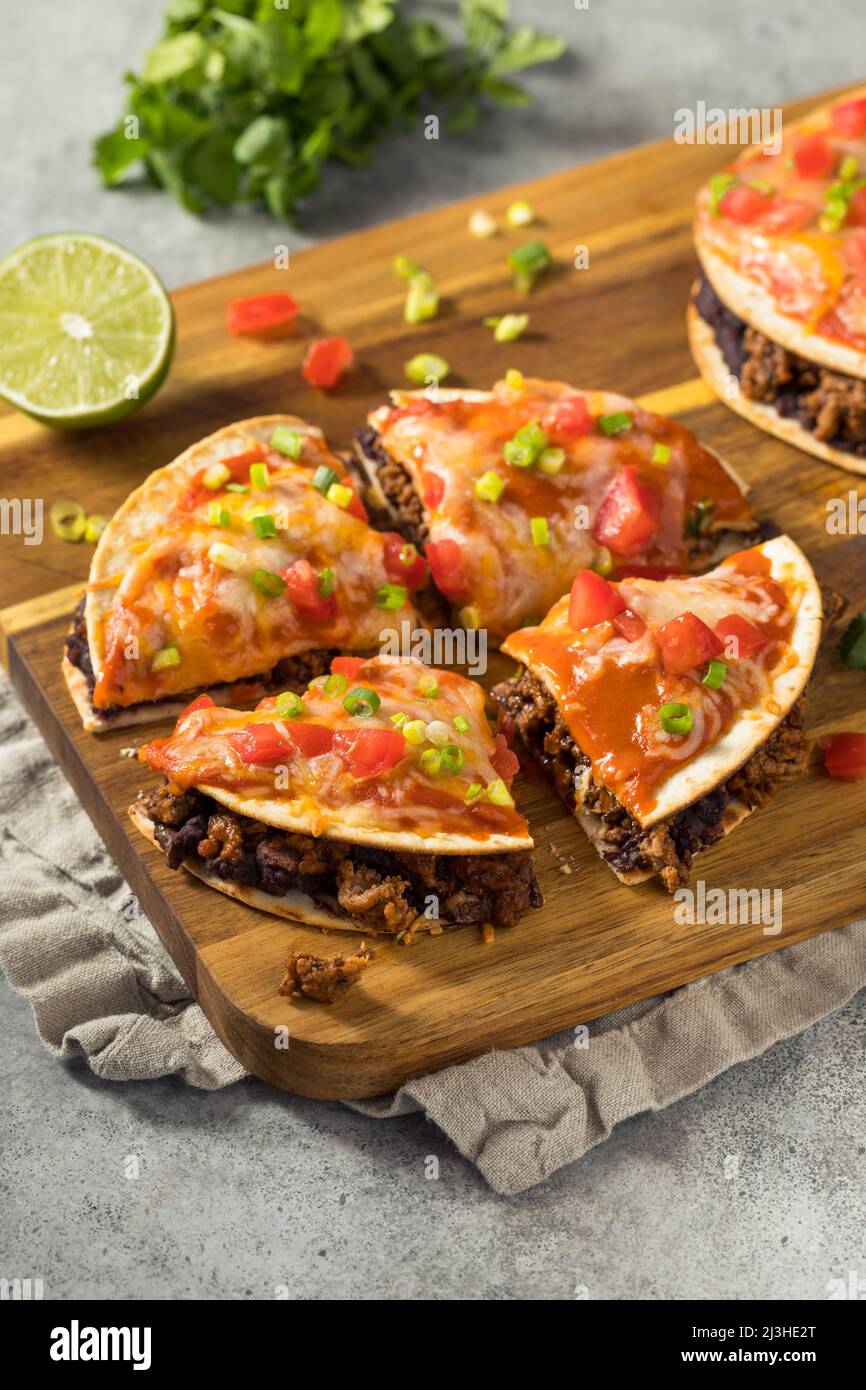 Pizza mexicaine maison Quesadilla avec haricots de boeuf et sauce enfilada Banque D'Images