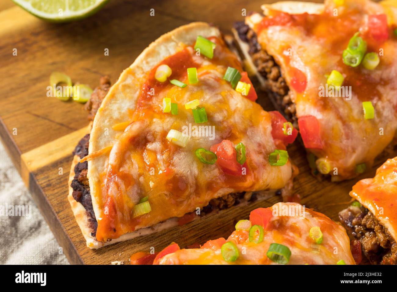 Pizza mexicaine maison Quesadilla avec haricots de boeuf et sauce enfilada Banque D'Images