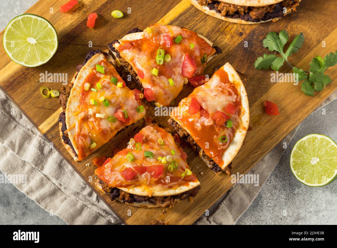 Pizza mexicaine maison Quesadilla avec haricots de boeuf et sauce enfilada Banque D'Images