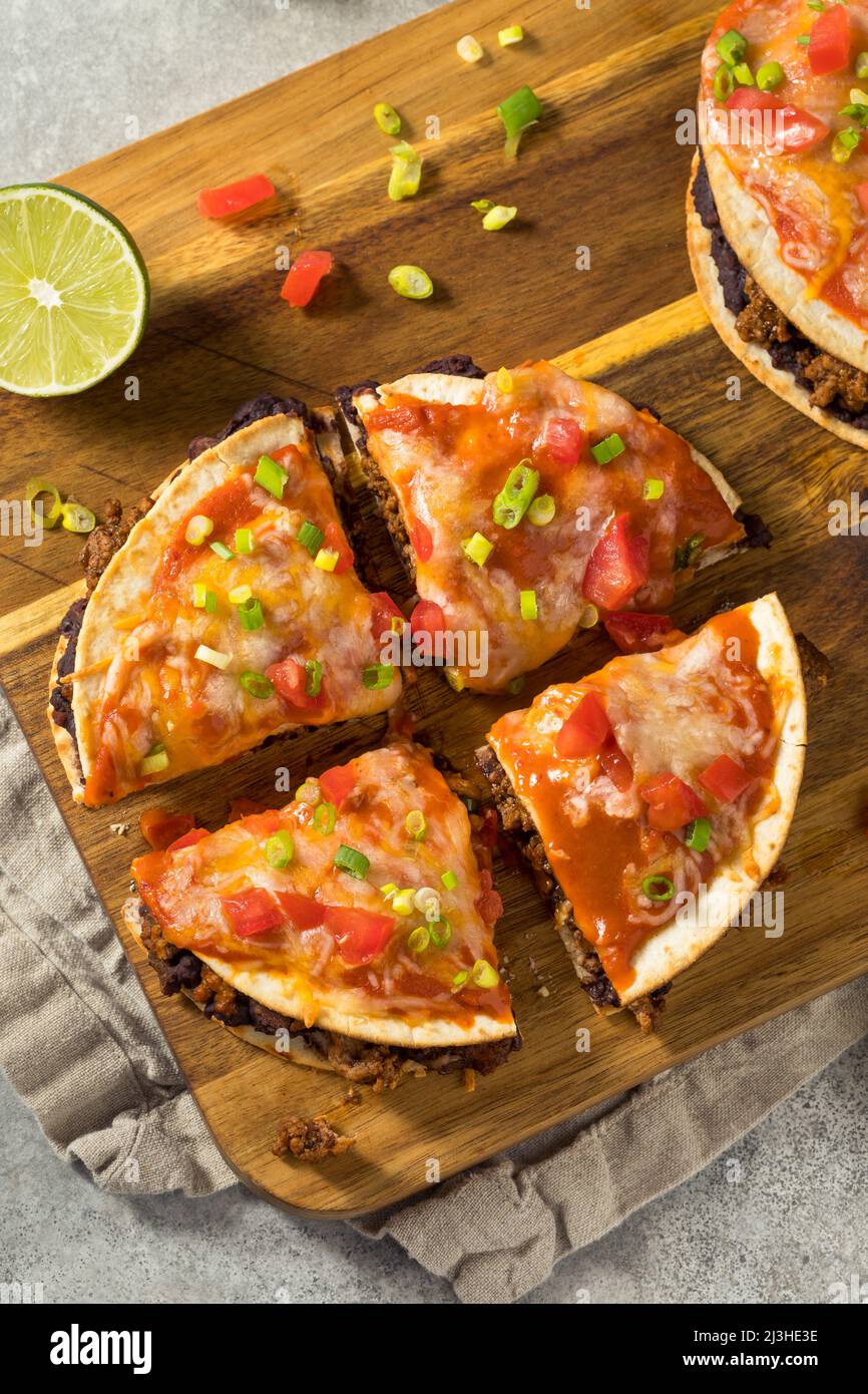 Pizza mexicaine maison Quesadilla avec haricots de boeuf et sauce enfilada Banque D'Images