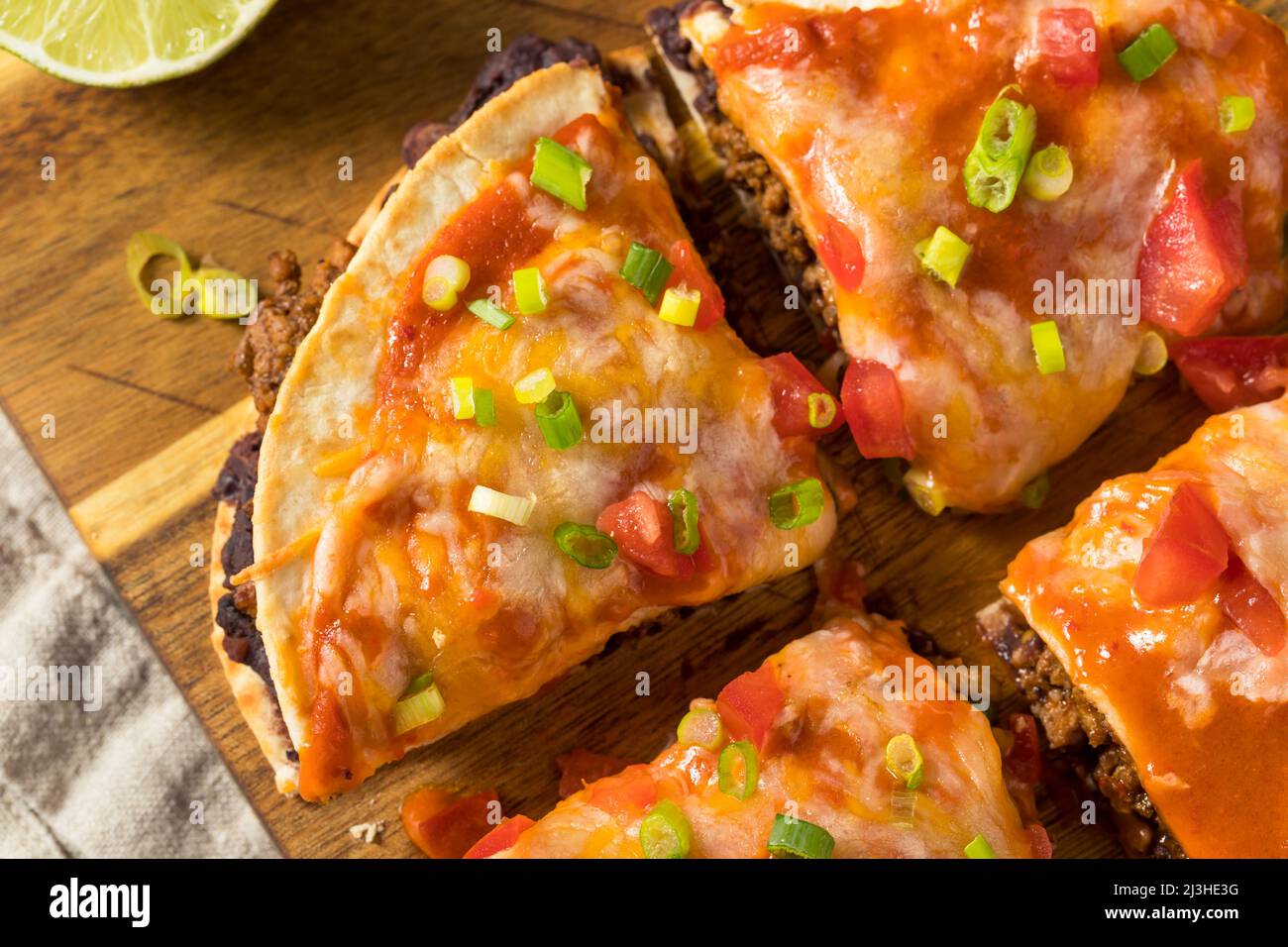 Pizza mexicaine maison Quesadilla avec haricots de boeuf et sauce enfilada Banque D'Images