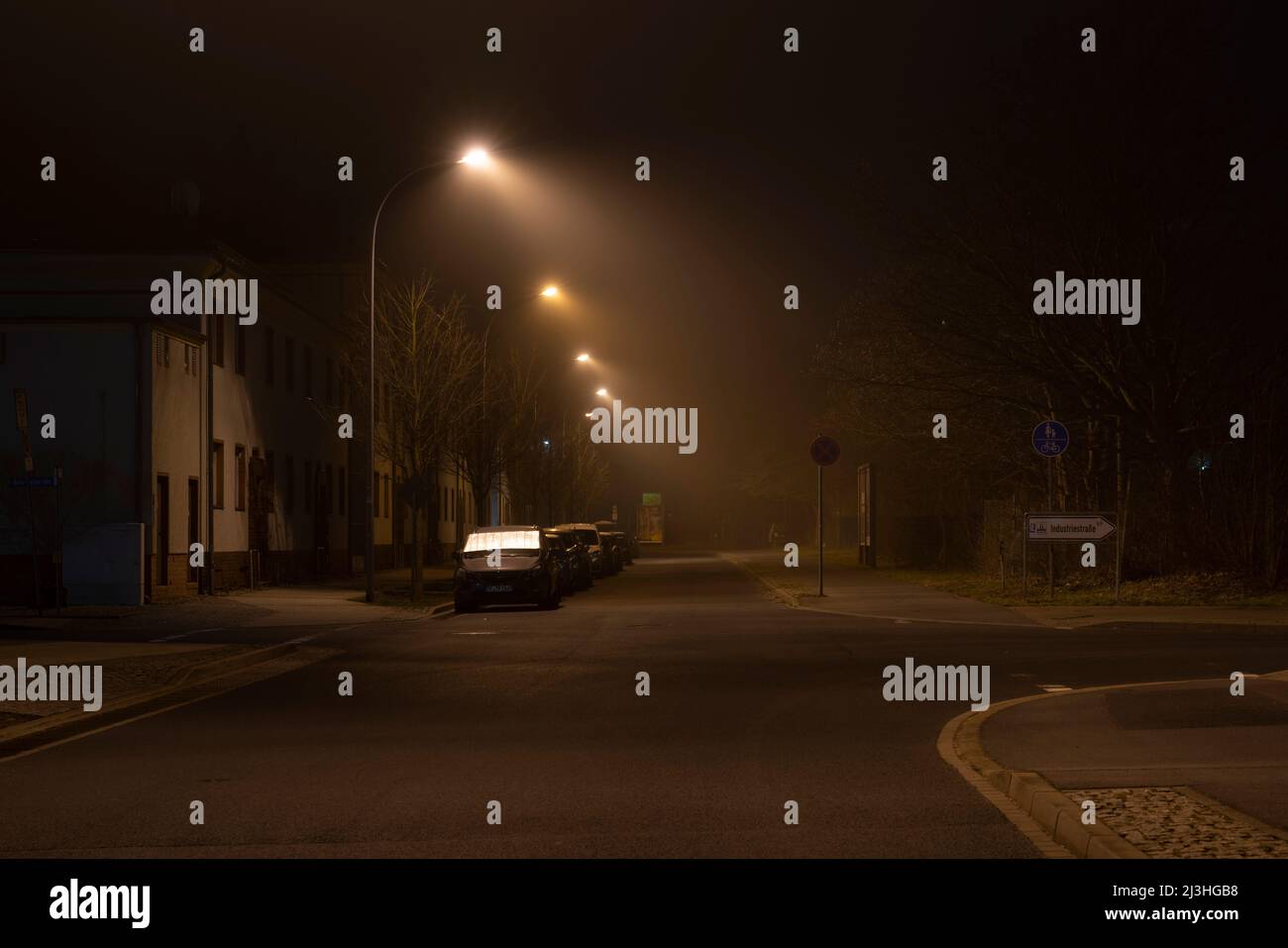 Allemagne, Luckenwalde, un peu de brouillard la nuit sous les feux de la rue Banque D'Images