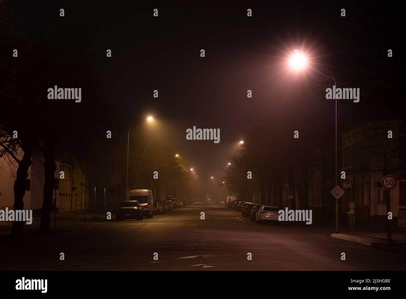 Allemagne, Luckenwalde, 28 février 2022, brouillard subtil la nuit dans les rues de la petite ville de Luckenwalde Banque D'Images