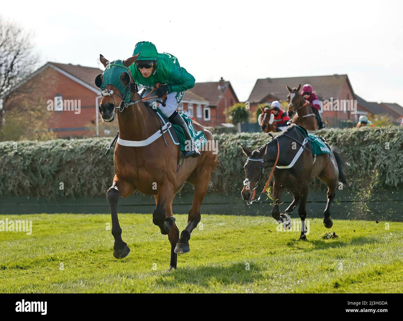 Hippodrome d'Aintree. 8th avril 2022. Aintree, Merseyside, Angleterre: Grand Festival national, jour 2: Daryl Jacob sur Janika laisse Bechers Brook en tête, mais la course est remportée par Sean Bowen sur Mac Tottie. Le deuxième jour de la grande réunion nationale de trois jours est traditionnellement connu sous le nom de Journée des dames. Crédit : action plus Sports/Alamy Live News Banque D'Images