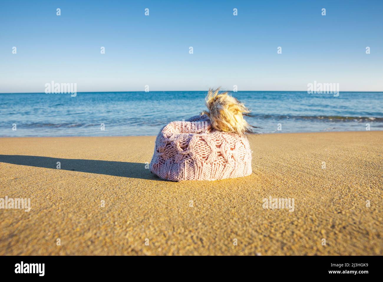Chapeau de pompon sur la plage Banque D'Images