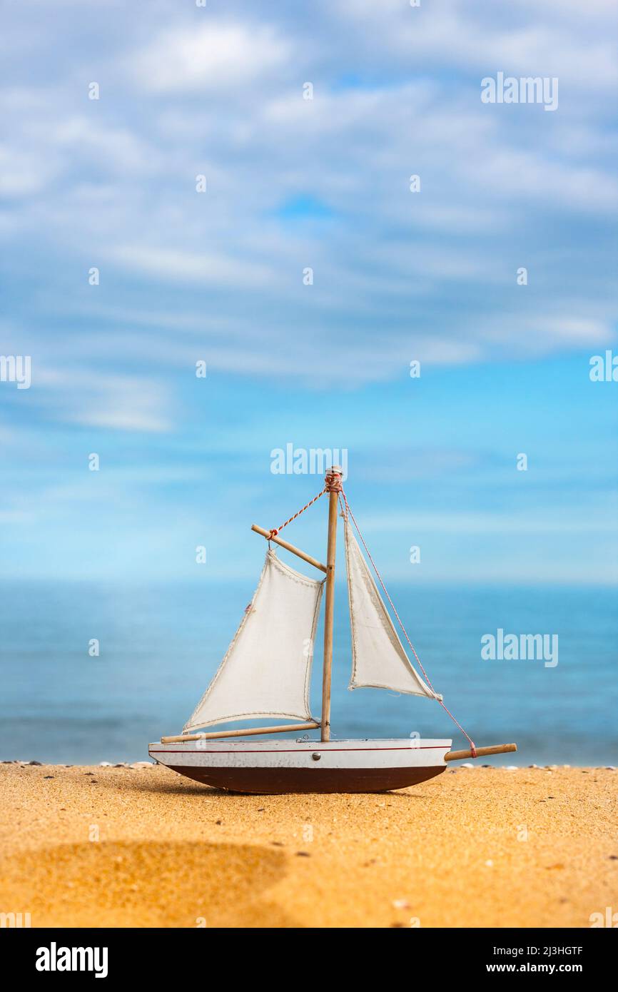 Petit voilier sur la plage de Gold Beach en Bulgarie Banque D'Images
