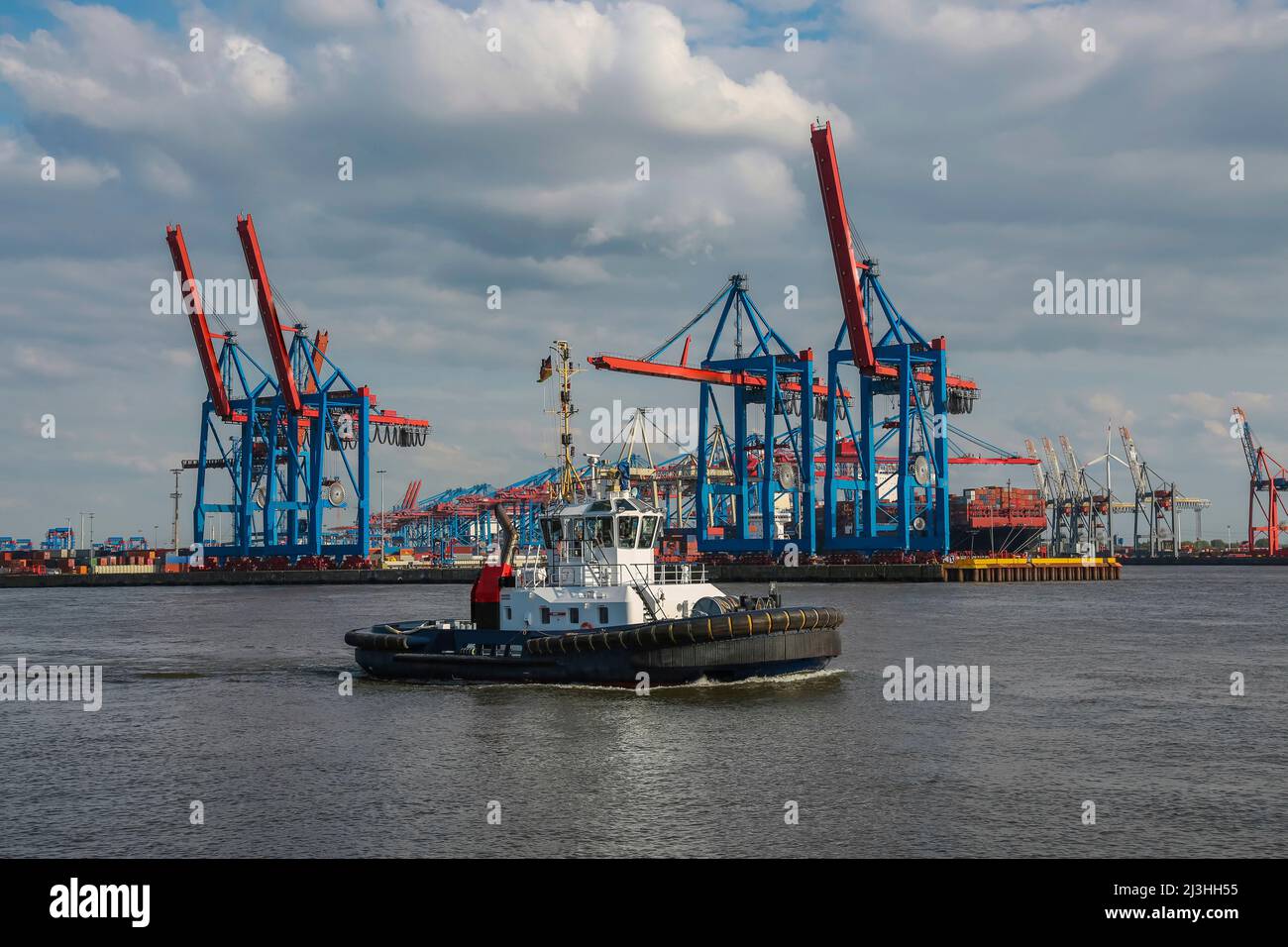 Remorqueurs devant les grues du port de Hambourg sur l'Elbe Banque D'Images