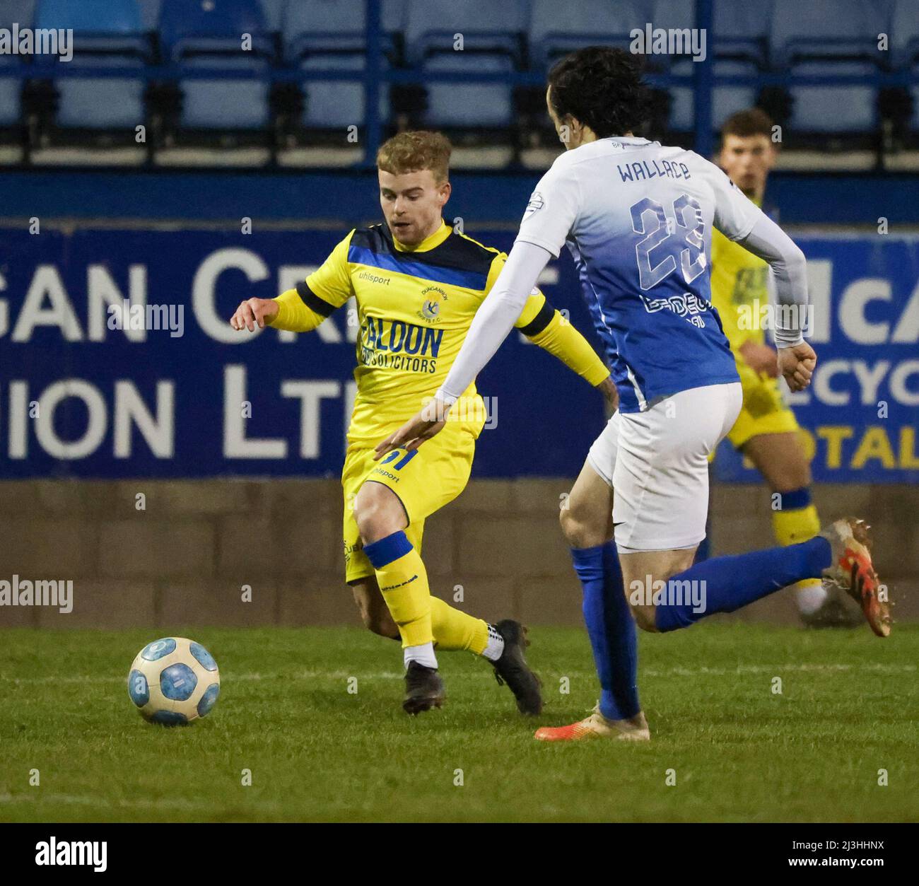 Parc de Mournview, Lurgan, Irlande du Nord. 25 janvier 2022. Danske Bank Premiership – Glenavon (bleu) contre Dungannon Swifts. Action depuis le parc de Mournview. Marc Walsh, joueur de Dungannon Swifts. Banque D'Images